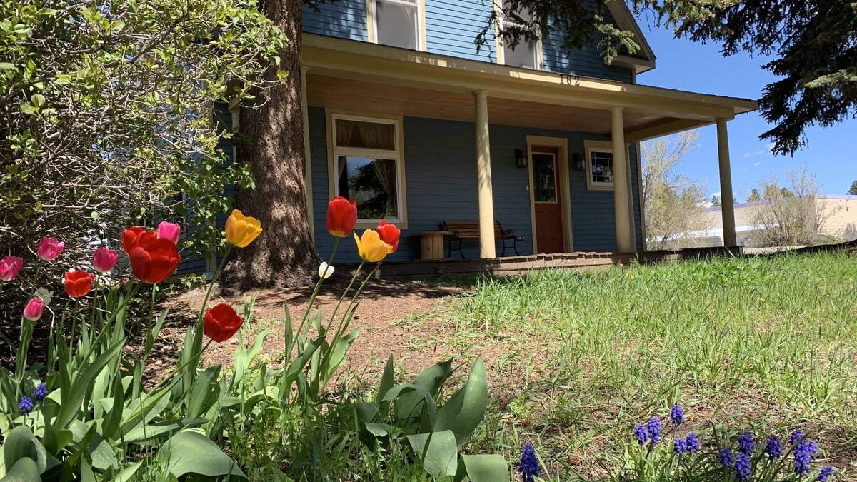 Chama House | Downtown Main St. Views of the Cumbres pass. Walk to the train, shops & dining.