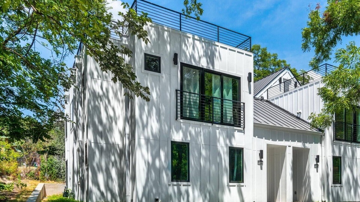Blackshear-Prospect Hill House | Downtown Modern Home Surrounded in Lush Greenery