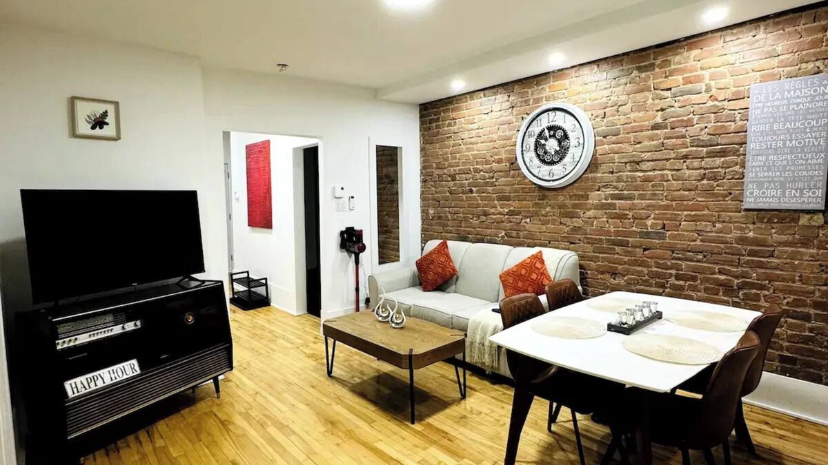 Sainte-Marie Apartment | Downtown Montreal/Metro Papineau