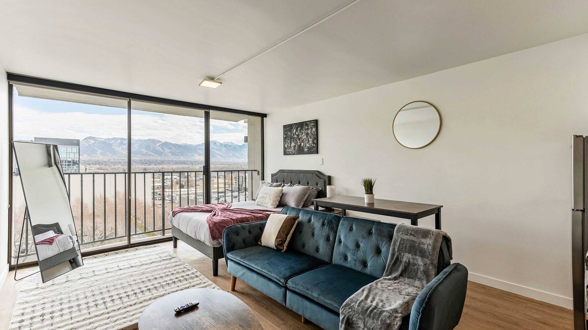 People's Freeway Apartment | Downtown Mountain View Free Pkg, Gym