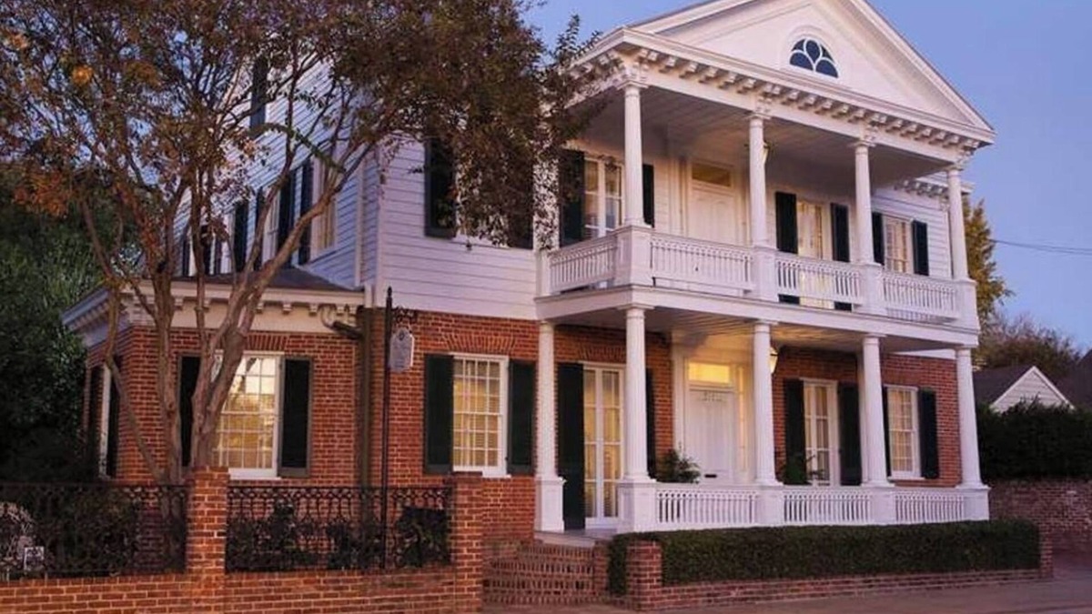 Natchez House | Downtown Natchez Elegant 1835 Antebellum House