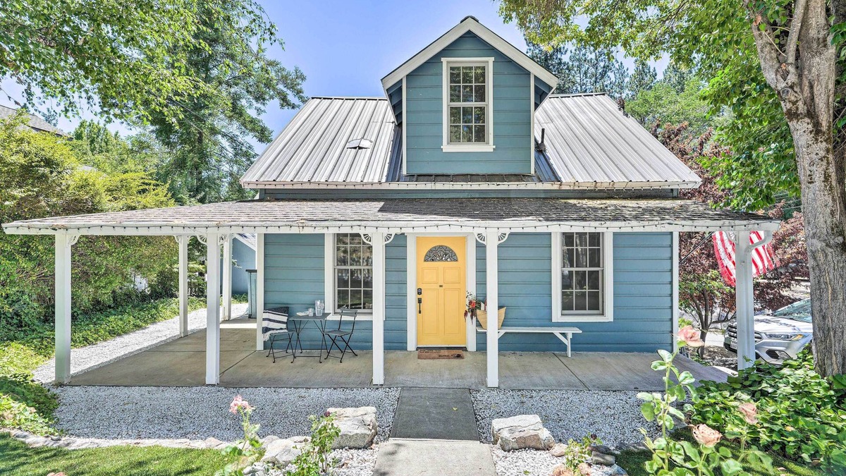 Nevada City House | Downtown Nevada City 1900 Victorian Retreat!