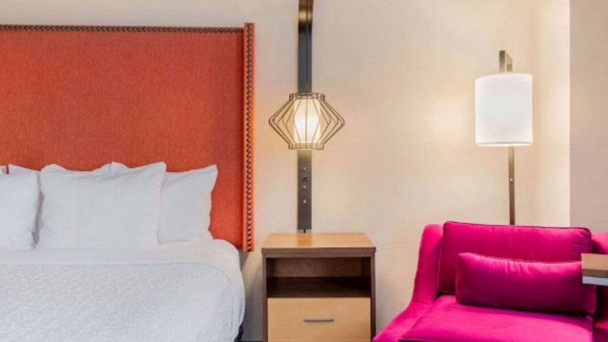 Central Business District Hotel | Downtown New Orleans Getaway w/Outdoor Pool | Minutes to French Quarter