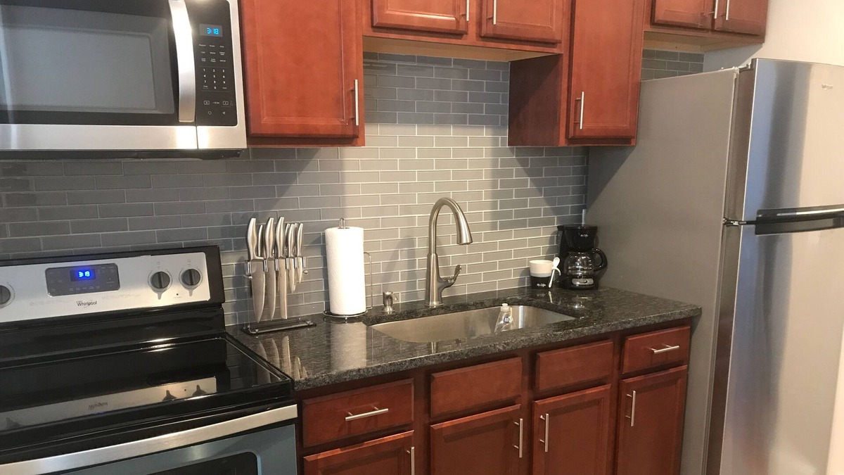 Historic Hill Apartment | Downtown Newport * Walk Everywhere * 2 BDRM * Sleeps 6
