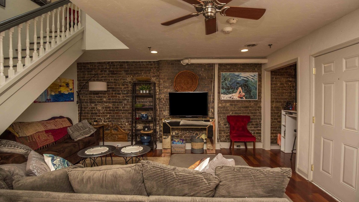 Old City Condo | Downtown Old City Stylish & Centrally located Historic loft