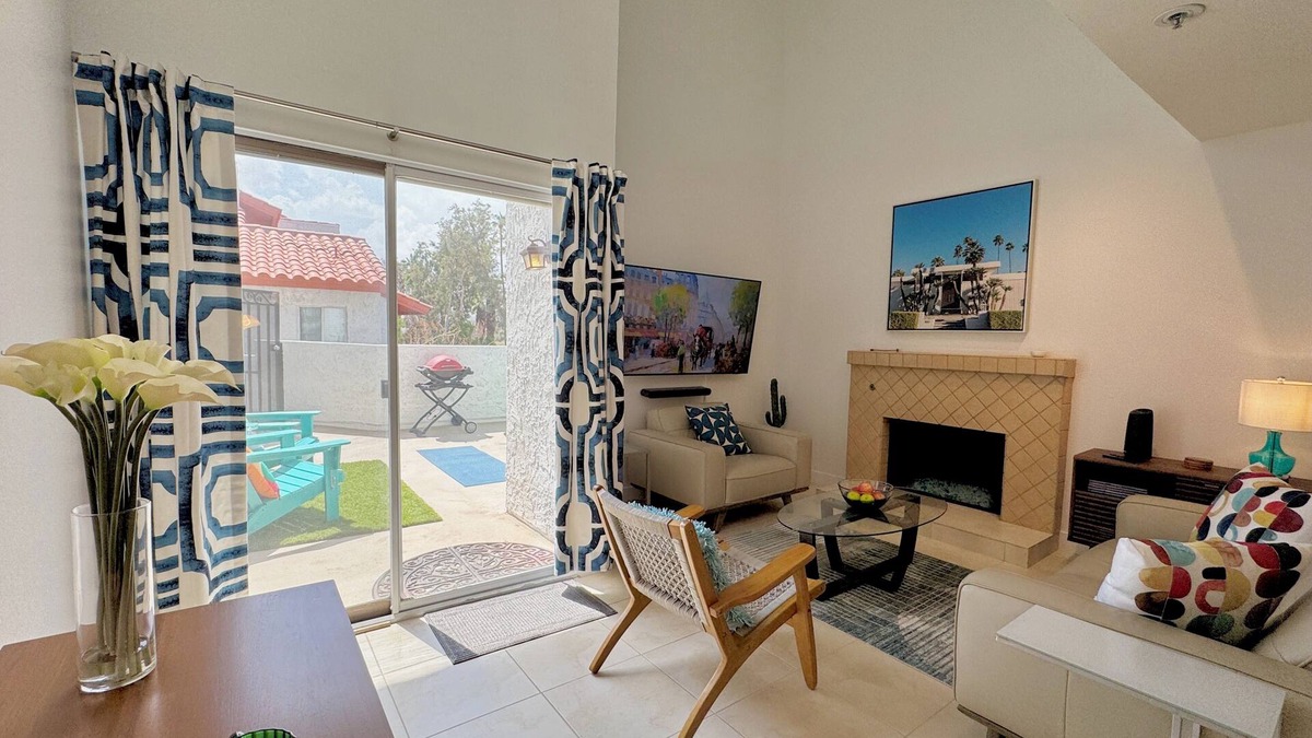 Baristo Condo | Downtown Palm Springs Holiday Loft – New Decor, View Patio, S/W Pools