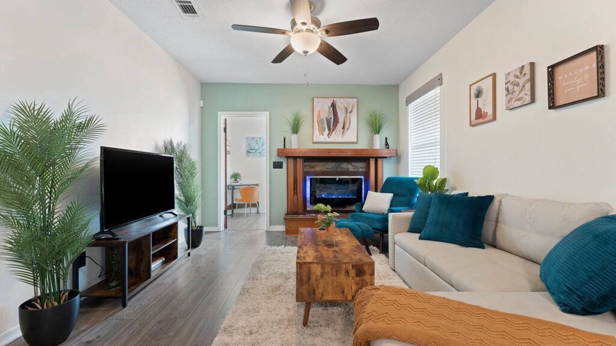 South Pensacola House | 🌟Downtown Pensacola Getaway!🌟 Fenced in yard for fur babies!