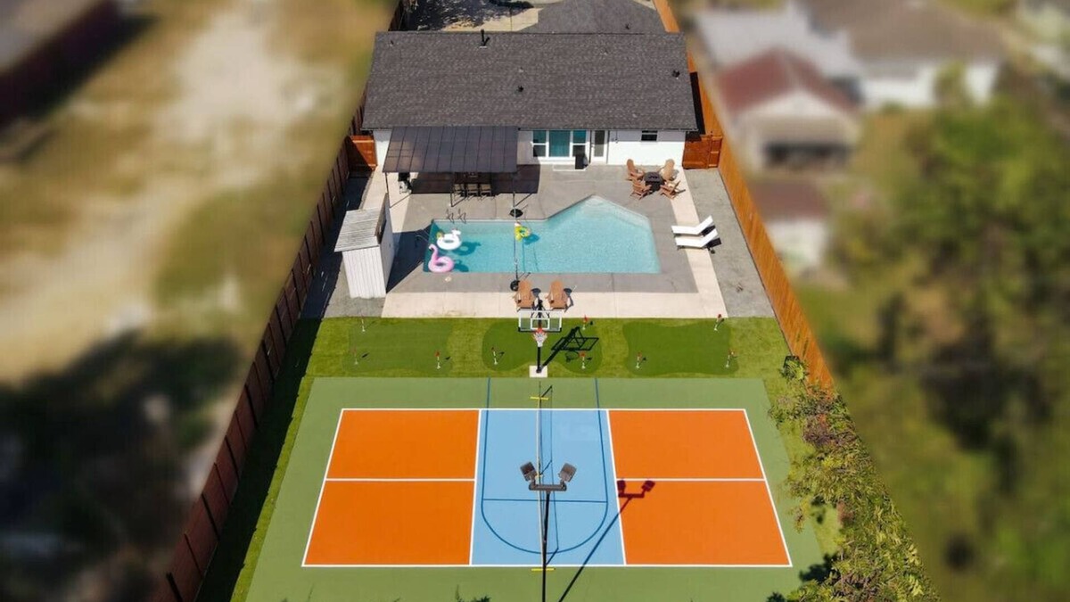 Northside House | Downtown, Pickleball, Pool, Karaoke, Golf, King bd