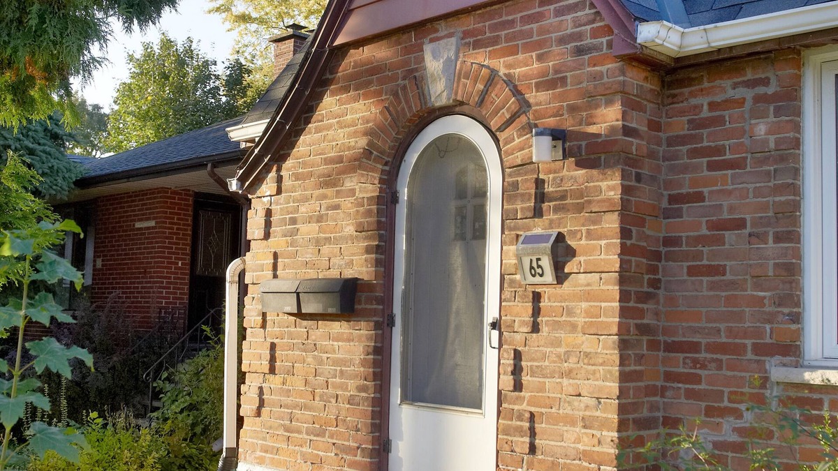 London Apartment | Downtown Quaint & Quiet Basement Apartment
