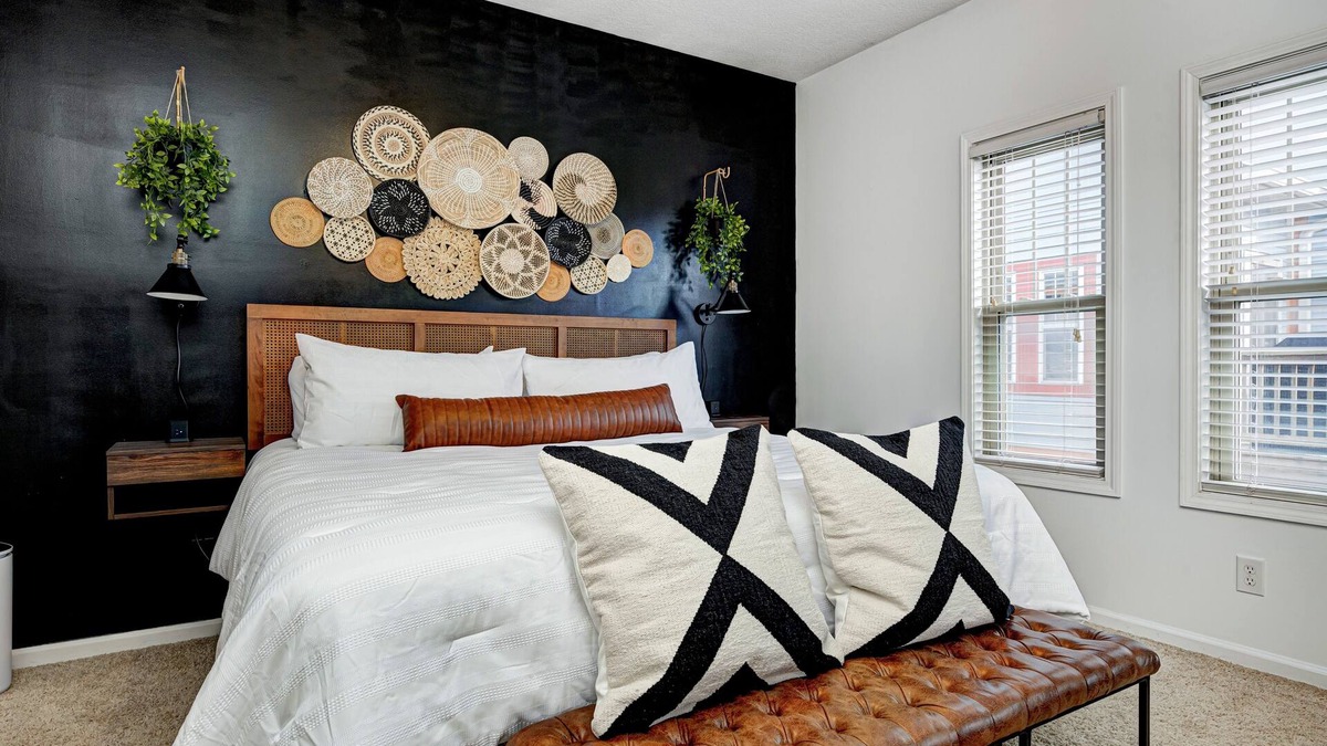 Kennedy King Condo | Downtown retreat 5mins to Bottleworks and Mass Ave w/Garage