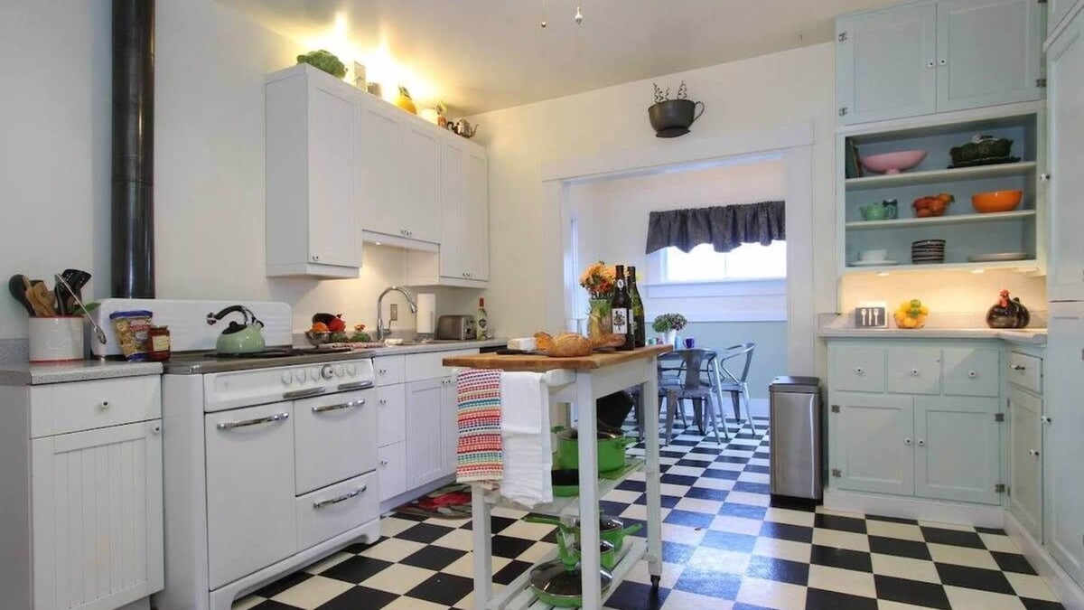 Santa Rosa House | Downtown Retro Bungalow Dog Friendly