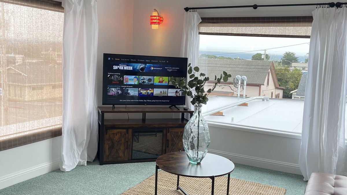 Crescent City Apartment | Downtown Retro Modern Flat, 3 blocks from the beach!