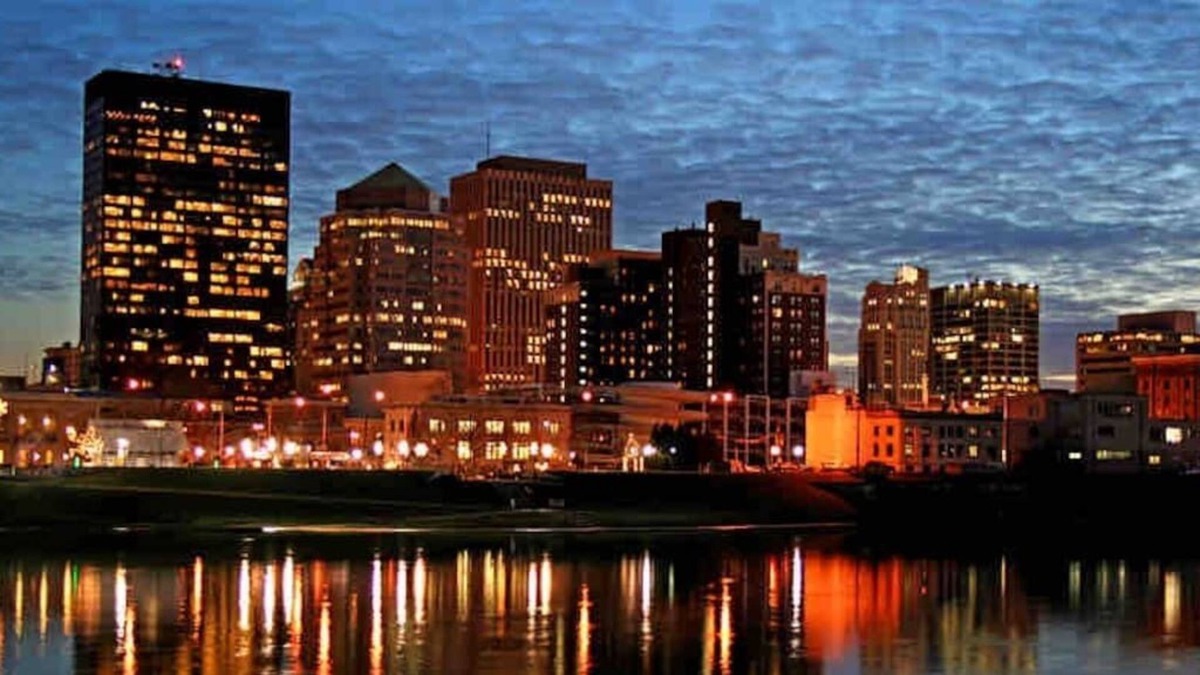 Downtown Dayton Condo | DOWNTOWN RIVERFRONT W/ CITYSCAPE VIEWS | KING BED