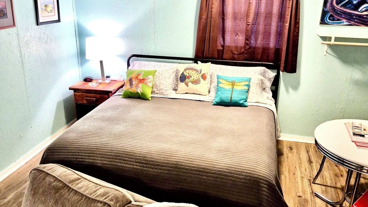 Saint Jo Cabin | Downtown Saint Jo | KING bed | sleeps 2