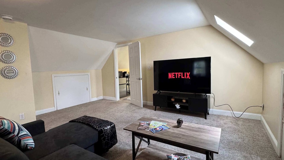 Salem Apartment | Downtown Salem Retreat 2BD 3rd Floor