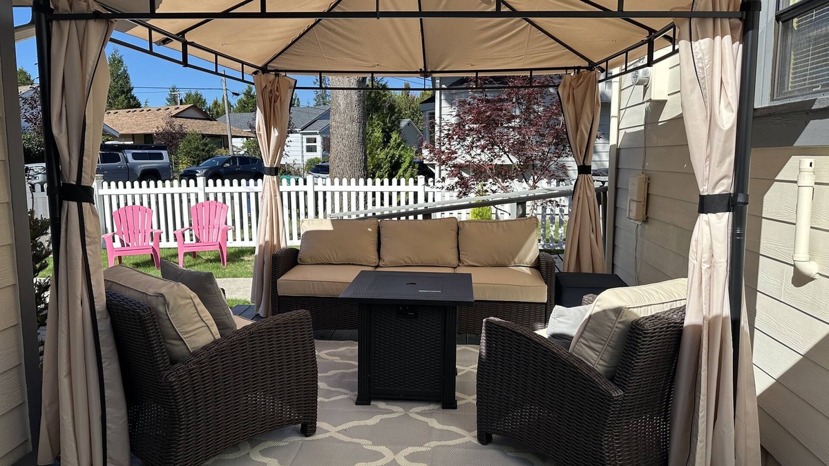 Snoqualmie House | Downtown Snoqualmie Home - Hot Tub, Fully Fenced Yard - Pet Friendly!