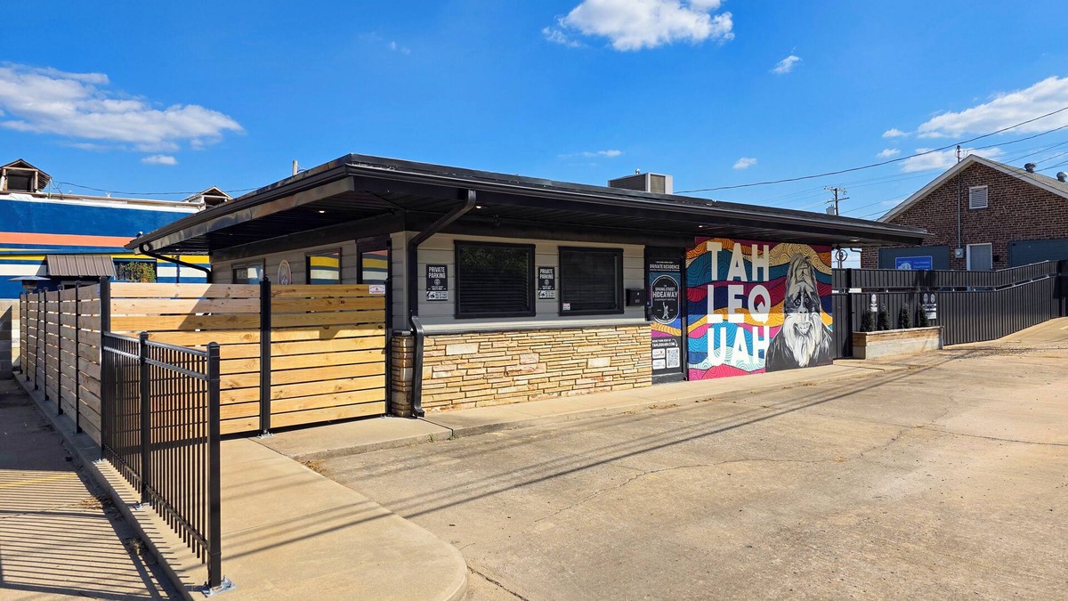 Tahlequah House | Downtown Tahlequah! Amazing Patio, Walkable to Restaurants/Bars, Wi-Fi +n