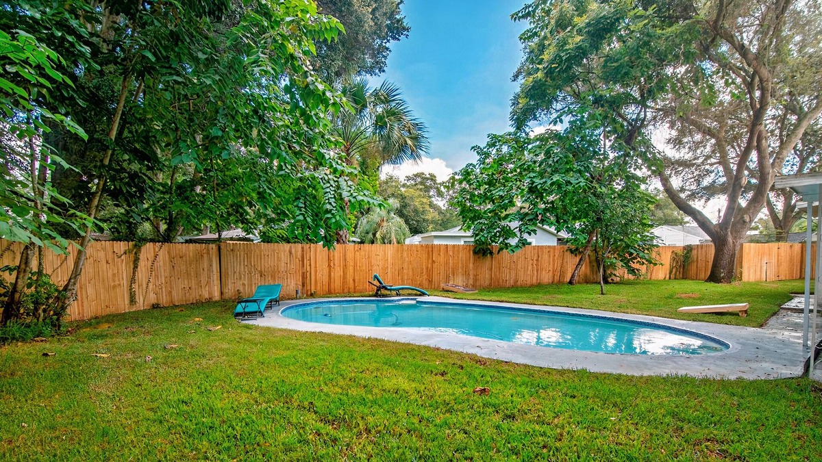 East Tampa House | Downtown Tampa Pool Home | Yard Games | Free Wifi