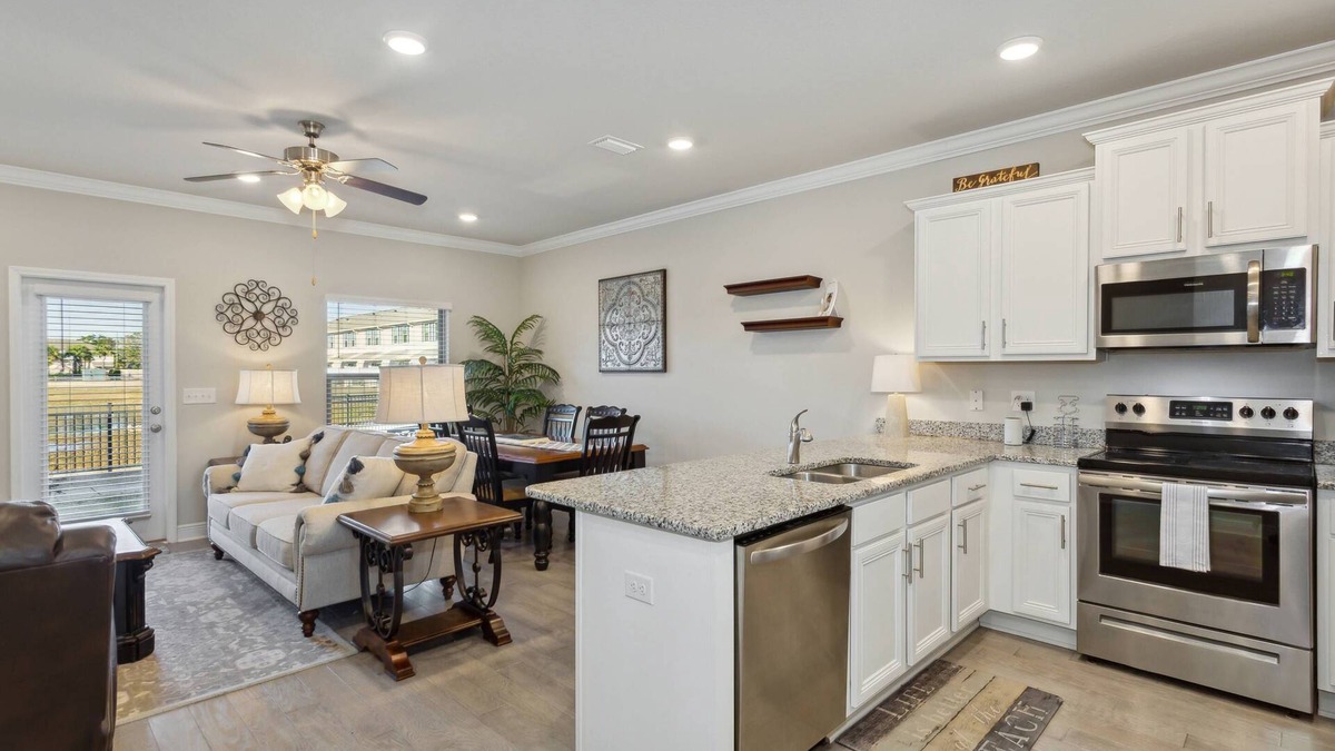 South Pensacola House | Downtown Townhome l Community Pool l Great for Families l 10 Minutes to NAS Pensacola l Fast WiFi
