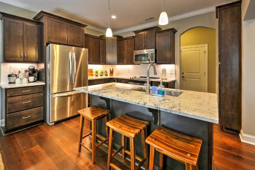 Southern Pines House | Downtown Townhome Walk to Dine and Shop on Broad St