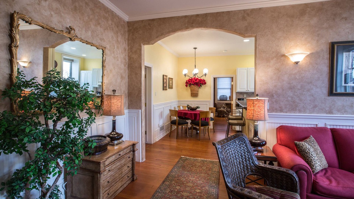 Glenwood Springs Apartment | Downtown Unit Sleeps 4 Private, Roomy, walking distance to everything, dogs ok