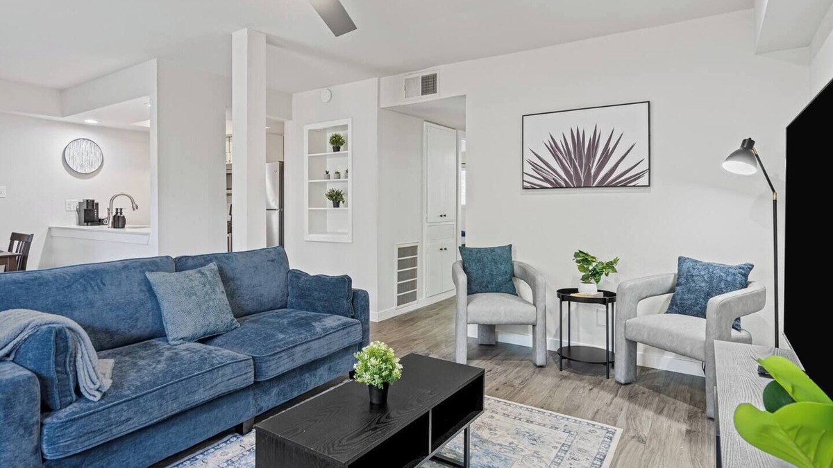 Clarksville Apartment | Downtown/UT-King Bed-ACL-6th ST-Lake-Pool-Parking