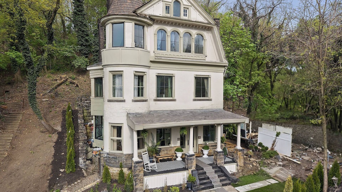 Oakland House | Downtown Victorian Mansion