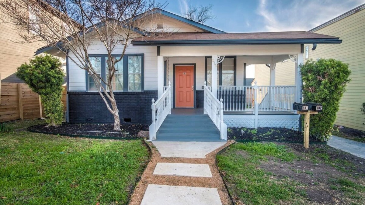 Nevada Street Apartment | Downtown View Cozy 2BR/1BA Home Sleeps 8