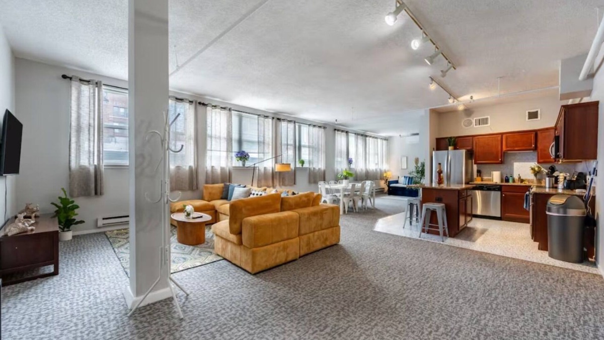 Printers Row Condo | Downtown, Vintage 5bd/2ba (gym+patio) | Sleep 14