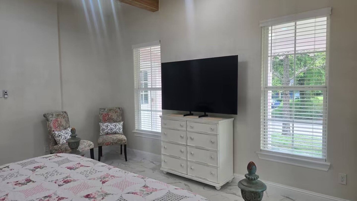 Denison House | Downtown Vintage Fairytale Home w/Juliet Balcony