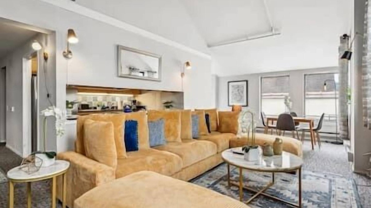 The Loop Condo | Downtown Vintage Group Lofts - Sleep 25