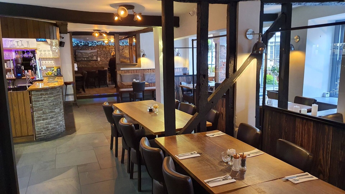 Crickhowell Hotel | Dragon Inn Crickhowell