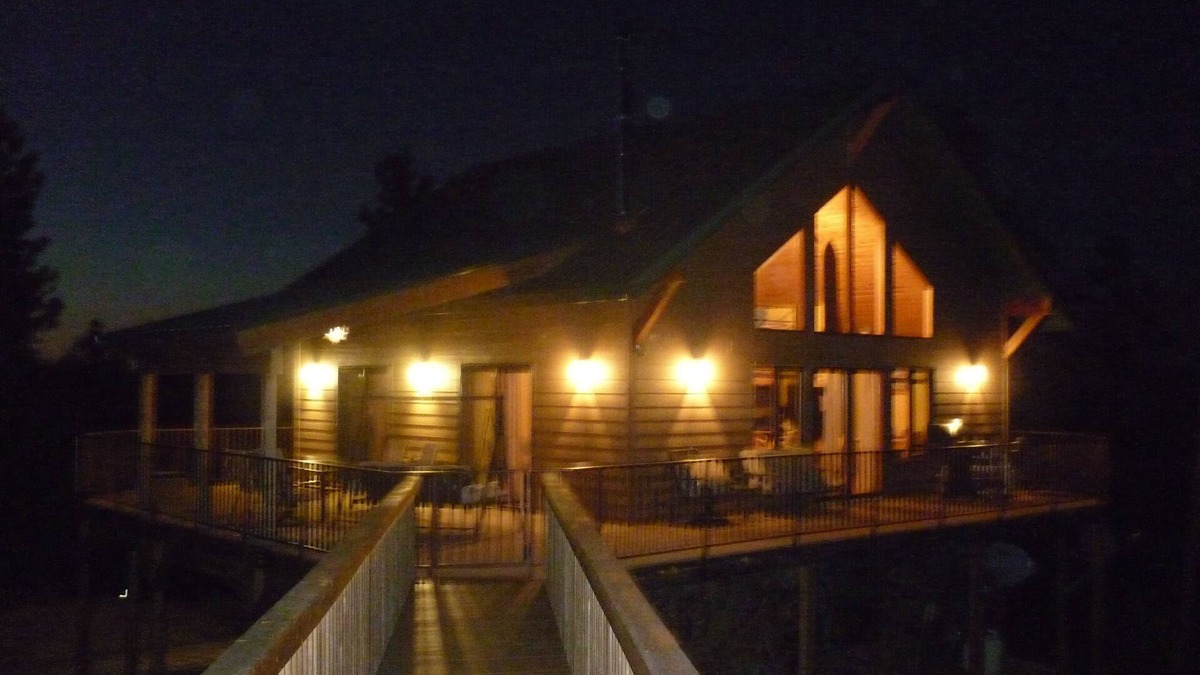 Benchmark Cabin | Dragon's Lair Large Deck and Mountaintop View.