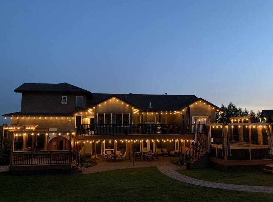 Sherwood Park House | Dragonfly Inn Loft & Walkout Suites