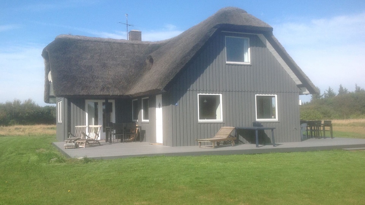 Morsø Municipality House | Dragstrup Vig. 130 m2 wooden holiday cottage w/thatchroof. 100m. to the beach.