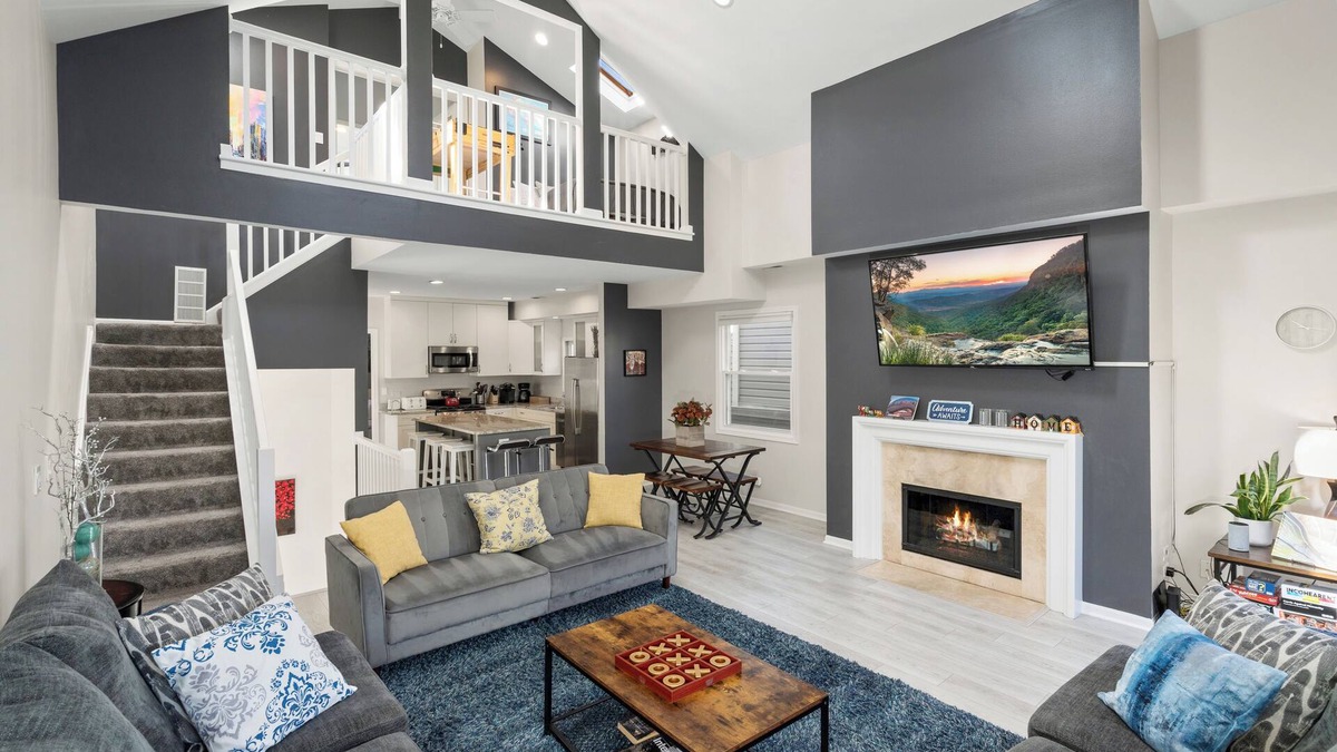 Lakeview Apartment | Dramatic Wrigley Loft +PRIVATE Rooftop, Center of Wrigley, Ranked GUEST FAVORITE