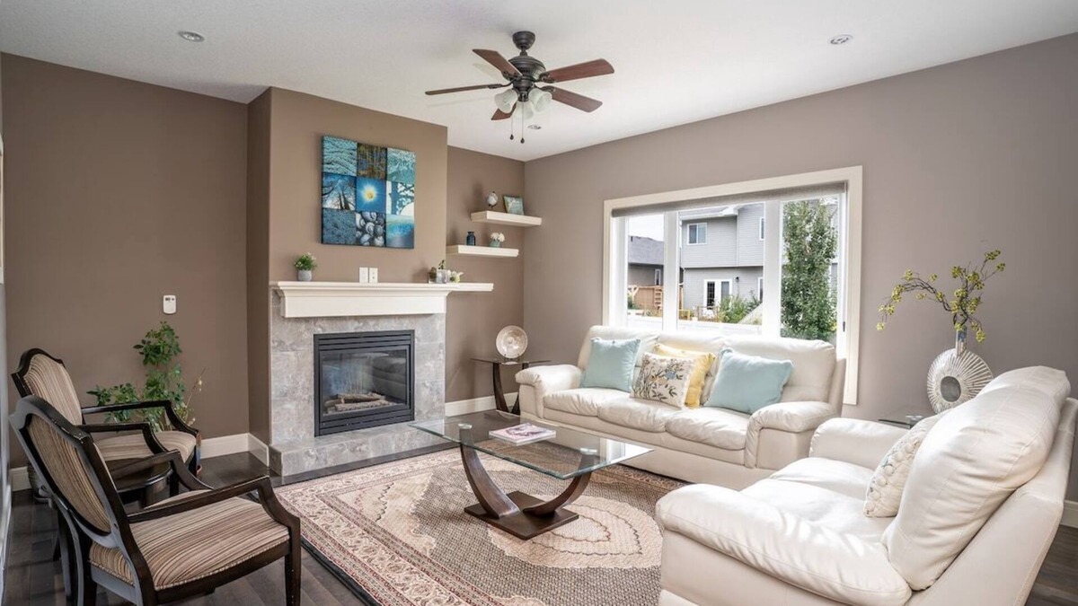 Regina House | "Dream" 3 Bdrm with garage! Airport 5 mins away!