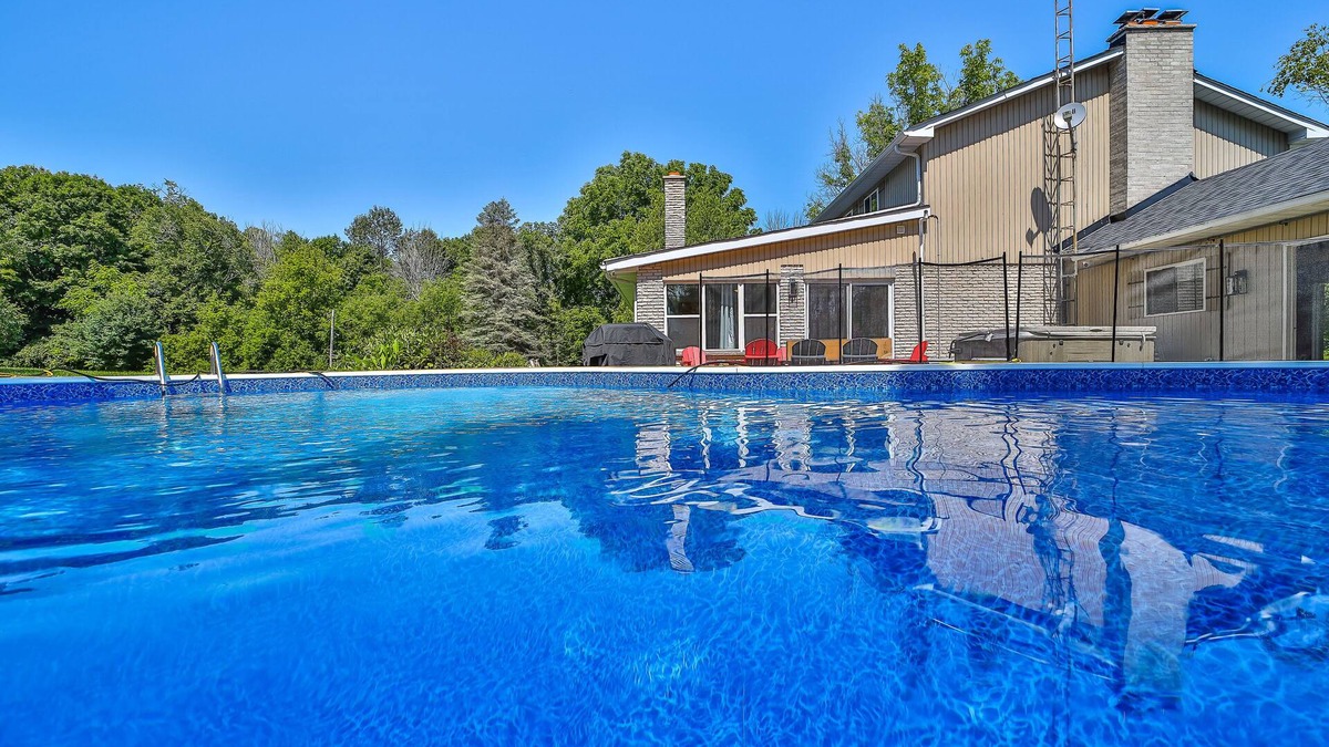 Mono House | Dream Country Escape with Pool and Hot Tub