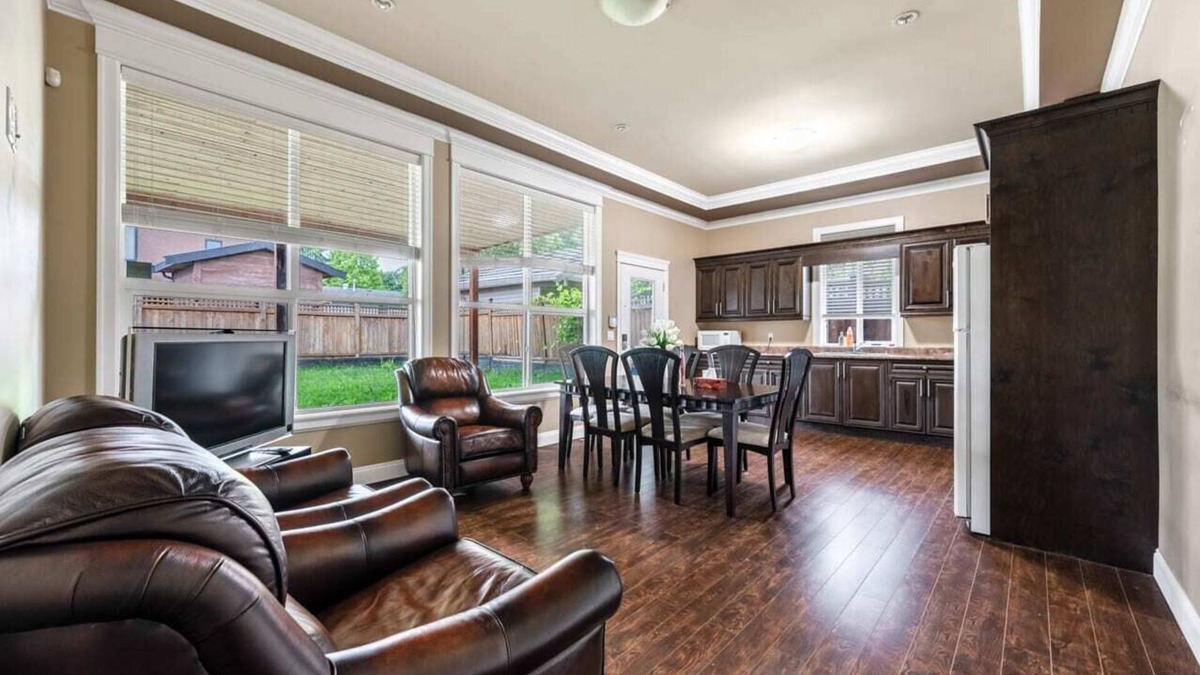 Fleetwood House | Dream home 2 A suite , a kitchen , own entrance
