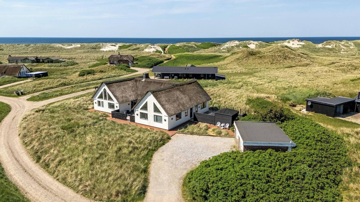 Kryle House | Dream house with pool, whirlpool and activity room.