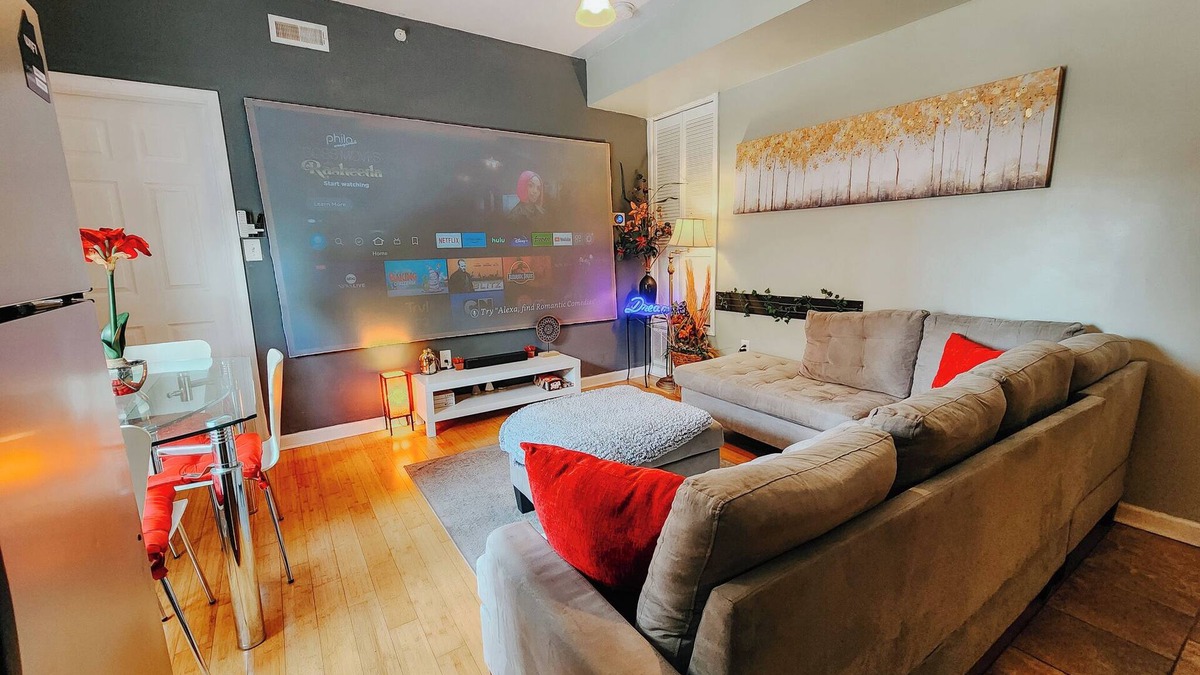 West Poplar Apartment | Dream/King Bed/120" Projector/Canopy Bed