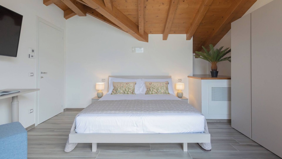 Lezzeno Apartment | Dream Lake Apartment 1