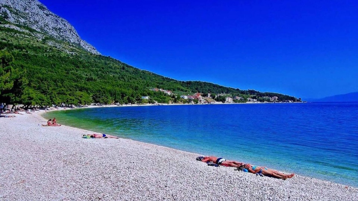 Gradac Apartment | DREAM LOCATION! Only 20 m to the beach. Apartment with air conditioning, WLAN, garden, parking lot
