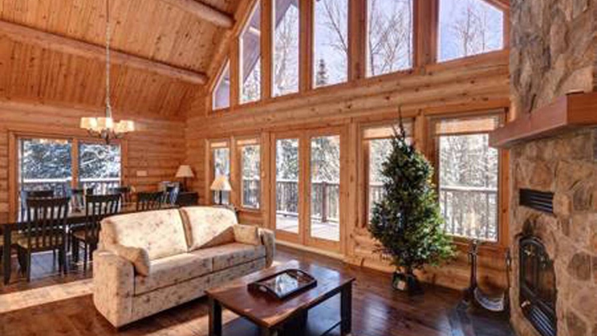 Labelle Ski Chalet | Dream vacation in a log cabin on Lake Mont Tremblant