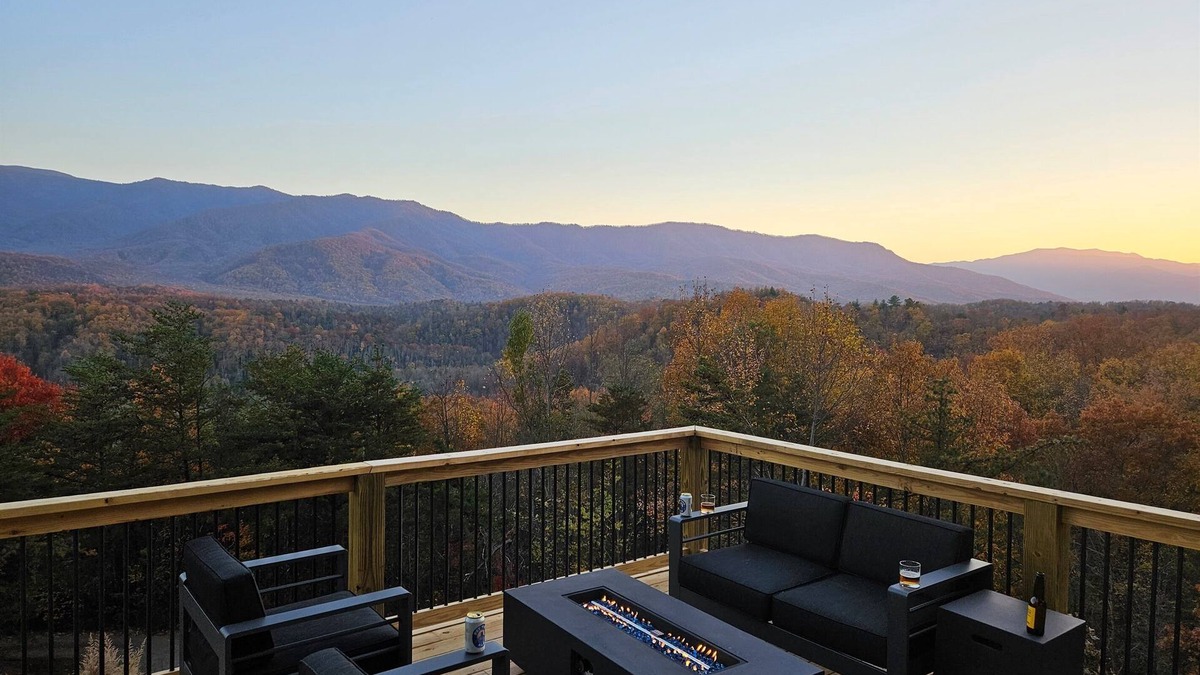 Cosby Cabin | Dream View: Heated Pool| Hot tub| Theater| Arcade| Fire Pit| 25 Acres.
