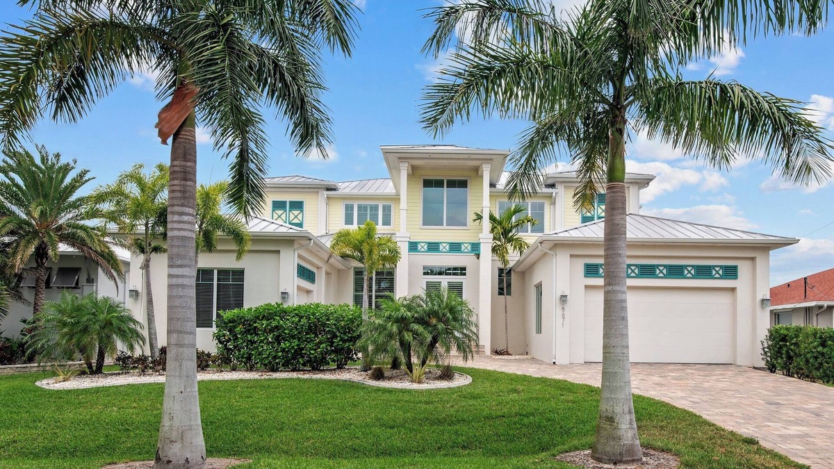 Yacht Club Villa | Dream villa in a beautiful location directly on the river