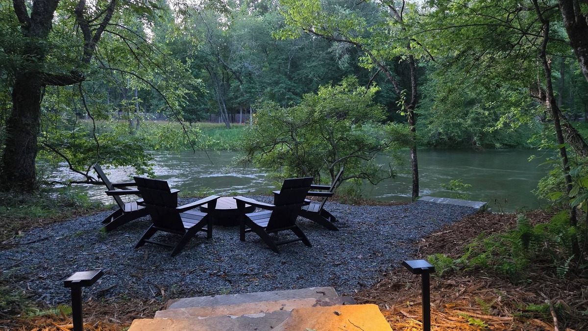 Mineral Bluff Cabin | Dreamer- Glamping, Toccoa riverfront, hot tub, bath house, fire pit, hammock.
