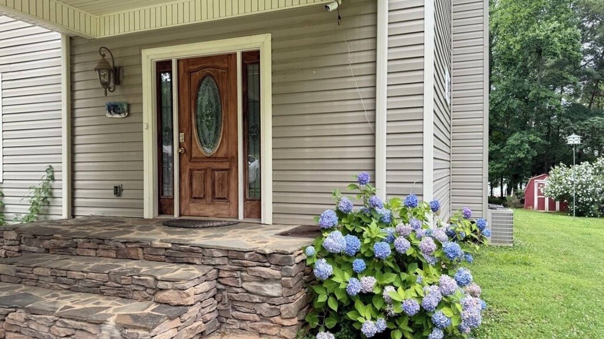 Gumlog House | DreamShare - Lakefront Multi-Family Home on Lake Hartwell in Lavonia, GA