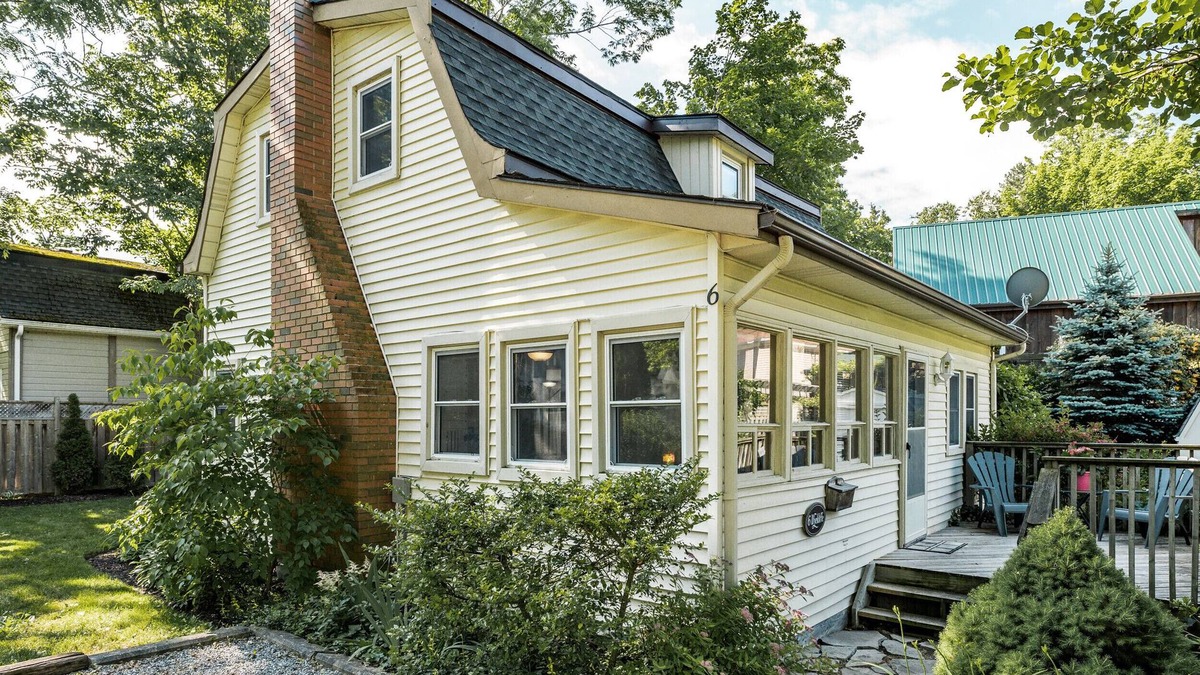Historic Old Town House | Dreamweaver Cottage is Dog Friendly! Steps from Lake Ontario