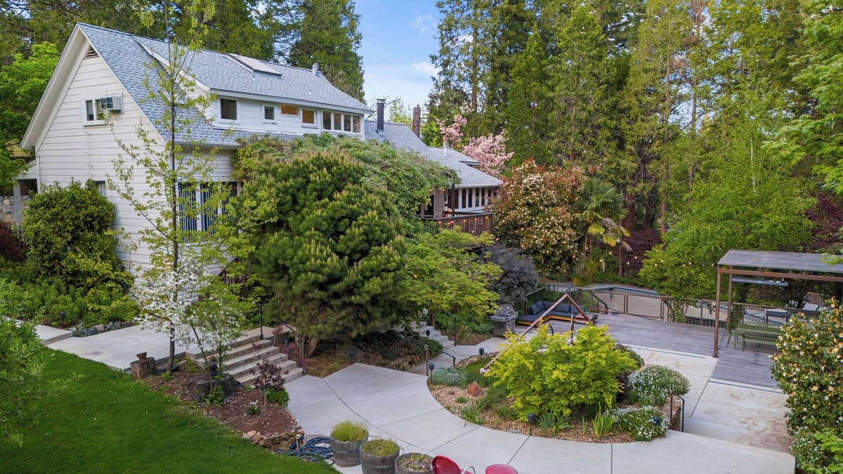 Nevada City House | Dreamy 5-bedroom Estate in Beautiful Downtown Nevada City with Pool
